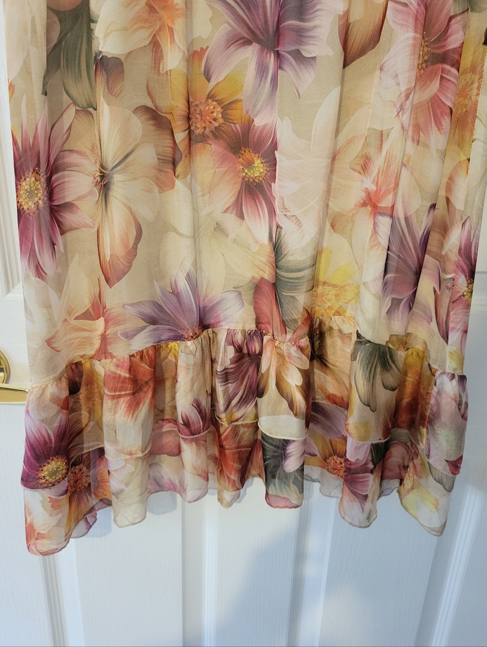Stunning Floral Halter Midi Dress with Ruffle Hem
Sz. L - Picture 7 of 13